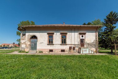 Bocar, Sırbistan - 04 Mayıs 2021: Hertelendi - Bajiç Kalesi, 19. yüzyılın başında Bocar köyünde klasik tarzda inşa edildi.