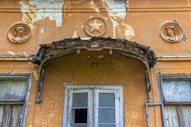 Novi Becej, Sırbistan - 01 Mayıs 2021: Biserno Ostrvo (İnci Adası) Şatosu (İnci Adası), nehrin ölü Tisa Nehri adı verilen bir kolu..