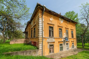 Novi Becej, Sırbistan - 01 Mayıs 2021: Biserno Ostrvo (İnci Adası) Şatosu (İnci Adası), nehrin ölü Tisa Nehri adı verilen bir kolu..