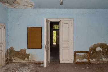 Becej, Sırbistan - 01 Mayıs 2021: Soylu Gombos ailesinin yazlık evi zamanın tahribatına uğradı. 20. yüzyılın başında inşa edildi.