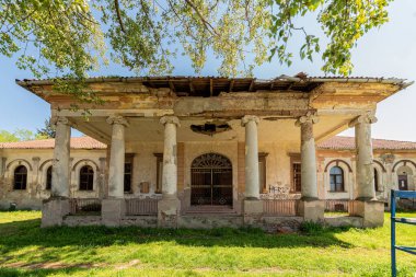 Bocar, Sırbistan - 04 Mayıs 2021: Hertelendi - Bajiç Kalesi, 19. yüzyılın başında Bocar köyünde klasik tarzda inşa edildi.