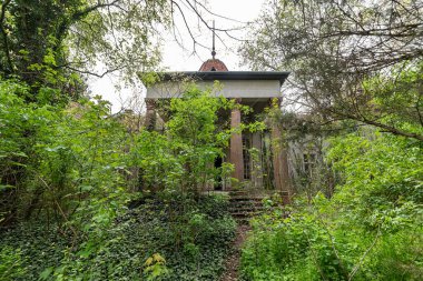 Becej, Sırbistan - 01 Mayıs 2021: Soylu Gombos ailesinin yazlık evi zamanın tahribatına uğradı. 20. yüzyılın başında inşa edildi.