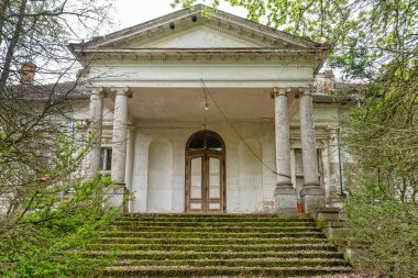 Novi Becej, Sırbistan - 01 Mayıs 2021: Novi Becej 'deki Sokolac Kalesi. Sokolac Şatosu, 19. yüzyılın sonlarında bir yerleşim yeri olarak inşa edilmiştir..