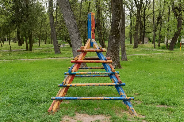 セルビア 2021年5月1日 カラフルな子供たちの屋外遊び場 セルビアのコカの町の子供の遊び場 — ストック写真