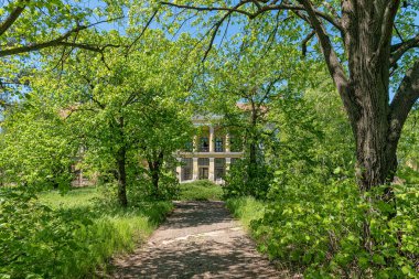 Novo Milosevo, Sırbistan - 04 Mayıs 2021: Novi Milosevo 'daki Karaconji Şatosu 1857 yılında inşa edildi ve büyük öneme sahip kültür eserlerinden biri..