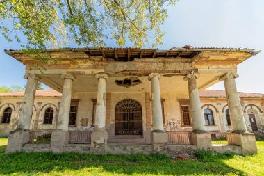 Bocar, Sırbistan - 04 Mayıs 2021: Hertelendi - Bajiç Kalesi, 19. yüzyılın başında Bocar köyünde klasik tarzda inşa edildi.