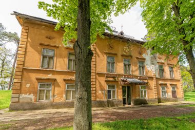 Novi Becej, Sırbistan - 01 Mayıs 2021: Biserno Ostrvo (İnci Adası) Şatosu (İnci Adası), nehrin ölü Tisa Nehri adı verilen bir kolu..