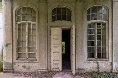 Becej, Sırbistan - 01 Mayıs 2021: Soylu Gombos ailesinin yazlık evi zamanın tahribatına uğradı. 20. yüzyılın başında inşa edildi.