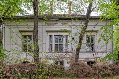 Novi Becej, Sırbistan - 01 Mayıs 2021: Novi Becej 'deki Sokolac Kalesi. Sokolac Şatosu, 19. yüzyılın sonlarında bir yerleşim yeri olarak inşa edilmiştir..