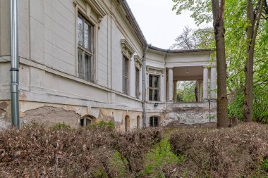 Novi Becej, Sırbistan - 01 Mayıs 2021: Novi Becej 'deki Sokolac Kalesi. Sokolac Şatosu, 19. yüzyılın sonlarında bir yerleşim yeri olarak inşa edilmiştir..