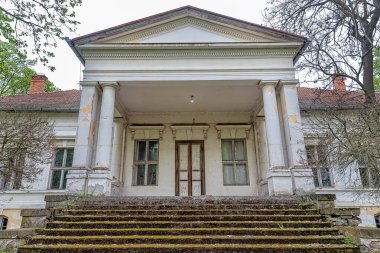 Novi Becej, Sırbistan - 01 Mayıs 2021: Novi Becej 'deki Sokolac Kalesi. Sokolac Şatosu, 19. yüzyılın sonlarında bir yerleşim yeri olarak inşa edilmiştir..