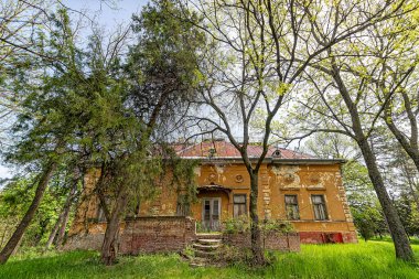 Novi Becej, Sırbistan - 01 Mayıs 2021: Biserno Ostrvo (İnci Adası) Şatosu (İnci Adası), nehrin ölü Tisa Nehri adı verilen bir kolu..