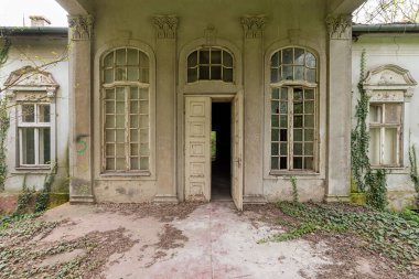 Becej, Sırbistan - 01 Mayıs 2021: Soylu Gombos ailesinin yazlık evi zamanın tahribatına uğradı. 20. yüzyılın başında inşa edildi.