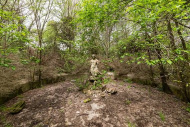 Becej, Sırbistan - 01 Mayıs 2021: Soylu Gombos ailesinin yazlık evi ve zamanın tahribatına terk edilmiş genç bir kadın büstü şeklinde bir çeşme