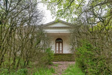 Novi Becej, Sırbistan - 01 Mayıs 2021: Novi Becej 'deki Sokolac Kalesi. Sokolac Şatosu, 19. yüzyılın sonlarında bir yerleşim yeri olarak inşa edilmiştir..