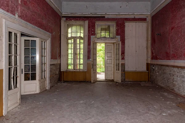 塞尔维亚 2021年5月1日 贵族家庭贡博斯的夏季住宅的内部遭到时间的破坏 它建于20世纪初 — 图库照片