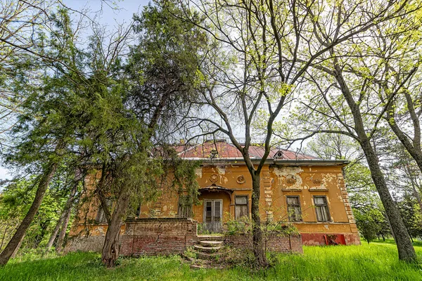 Novi Becej, Sırbistan - 01 Mayıs 2021: Biserno Ostrvo (İnci Adası) Şatosu (İnci Adası), nehrin ölü Tisa Nehri adı verilen bir kolu..