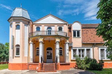 Vrbas, Sırbistan - 28 Mayıs 2021: Tabori Kalesi Vrbas 'ta yer almaktadır ve 19. yüzyılın ortalarında bilinmeyen bir sahibine inşa edilmiştir.