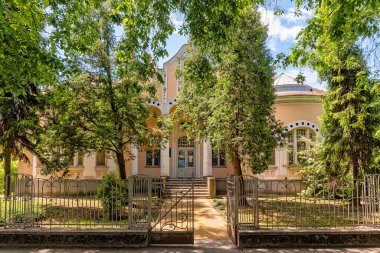 Vrbas, Sırbistan - 28 Mayıs 2021: Tomanova villası 20. yüzyılın başında inşa edildi ve Vrbas 'ta büyük öneme sahip kültür eserlerinden biri..