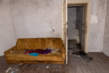 Terk edilmiş bir harabe evi boş bir yatak. Terkedilmiş Yatak Odası