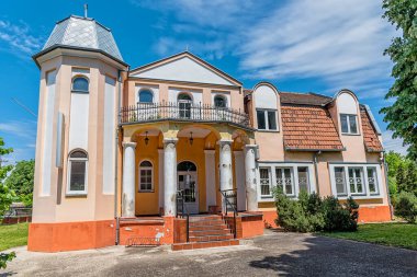 Vrbas, Sırbistan - 28 Mayıs 2021: Tabori Kalesi Vrbas 'ta yer almaktadır ve 19. yüzyılın ortalarında bilinmeyen bir sahibine inşa edilmiştir.