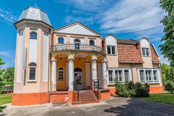 Vrbas, Sırbistan - 28 Mayıs 2021: Tabori Kalesi Vrbas 'ta yer almaktadır ve 19. yüzyılın ortalarında bilinmeyen bir sahibine inşa edilmiştir.