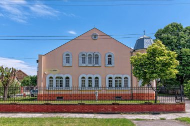 Vrbas, Sırbistan - 28 Mayıs 2021: Tabori Kalesi Vrbas 'ta yer almaktadır ve 19. yüzyılın ortalarında bilinmeyen bir sahibine inşa edilmiştir.