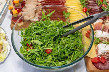 Taze yeşil salata ve roka.