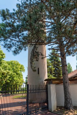 Cortanovci, Sırbistan - 05 Haziran 2021: Villa Stankoviç, Cortanovci köyü yakınlarındaki Fruska gora 'da bulunuyor. Villa 1930 'da festivallerin yapıldığı yerde inşa edildi..