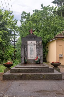 Bajsa, Sırbistan - Haziran 06, 2021: Red Star On Memorial. Sırbistan 'da 2. Dünya Savaşı' ndan kalma asker mezarı.