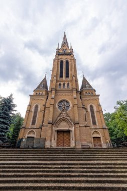 Backa Topola, Sırbistan - Haziran 06, 2021: Backa Topola 'daki Roma Katolik Katolik Meryem Kilisesi. Doğu Avrupa 'nın en yüksek kulesi 72,7 metredir.