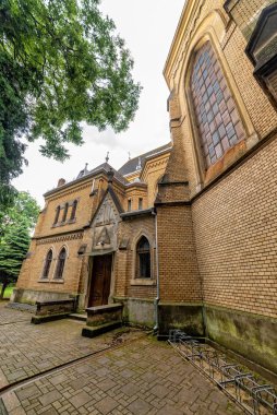 Backa Topola, Sırbistan - Haziran 06, 2021: Backa Topola 'daki Roma Katolik Katolik Meryem Kilisesi. Doğu Avrupa 'nın en yüksek kulesi 72,7 metredir.