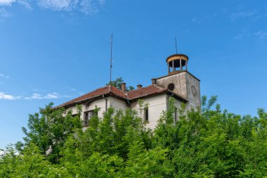 Karacorceviç, Sırbistan - 06 Haziran 2021: Karacorcevo köyündeki yerel kale. Bugün terk edilmiş.