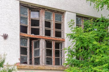 Karacorceviç, Sırbistan - 06 Haziran 2021: Karacorcevo köyündeki yerel kale. Bugün terk edilmiş.