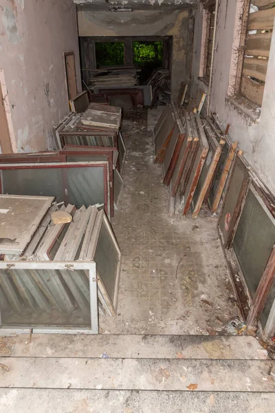 Puertas Ventanas Viejas Removidas Almacén Abandonado — Foto de Stock