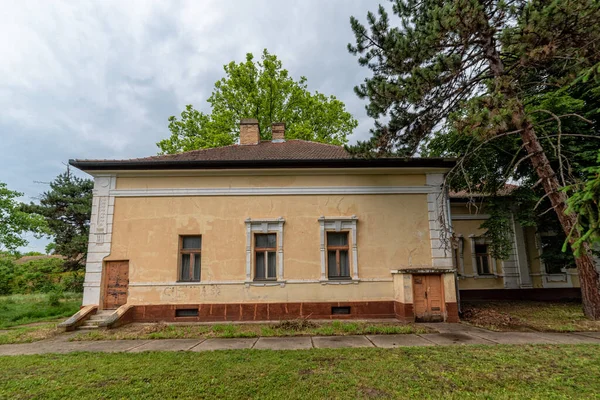 セルビアのクリヴァジャ 2021年6月6日 クリヴァジャの夏の家は 土地所有者バリン フェルンバッハのためのクリヴァジャ農場に19世紀末に建てられました — ストック写真