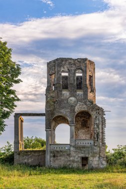 Mali Idjos, Sırbistan - Haziran 06, 2021: Mali Idjos 'taki terk edilmiş yazlık ev 1923 yılında Pece Petar ve kardeşi Ernest tarafından inşa edildi..