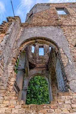 Mali Idjos, Sırbistan - Haziran 06, 2021: Mali Idjos 'taki terk edilmiş yazlık ev 1923 yılında Pece Petar ve kardeşi Ernest tarafından inşa edildi..