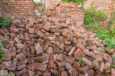 Kırık bir tuğla yığını yere saçılmış.. 