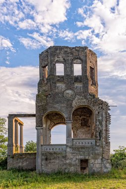 Mali Idjos, Sırbistan - Haziran 06, 2021: Mali Idjos 'taki terk edilmiş yazlık ev 1923 yılında Pece Petar ve kardeşi Ernest tarafından inşa edildi..
