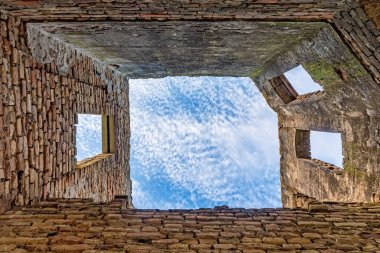 Mali Idjos, Sırbistan - Haziran 06, 2021: Mali Idjos 'taki terk edilmiş yazlık ev 1923 yılında Pece Petar ve kardeşi Ernest tarafından inşa edildi..