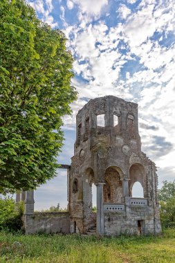 Mali Idjos, Sırbistan - Haziran 06, 2021: Mali Idjos 'taki terk edilmiş yazlık ev 1923 yılında Pece Petar ve kardeşi Ernest tarafından inşa edildi..