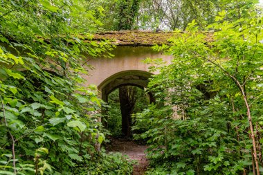 Aleksa Santiç, Sırbistan - Haziran 06, 2021: Baba Pusta olarak da bilinen terk edilmiş Fernbach Şatosu, 1906 yılında Karol Fernbach tarafından kendi ihtiyaçları için inşa edildi..