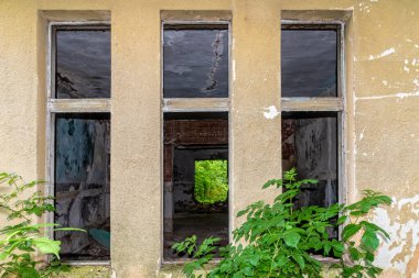 Aleksa Santiç, Sırbistan - Haziran 06, 2021: Baba Pusta olarak da bilinen terk edilmiş Fernbach Şatosu, 1906 yılında Karol Fernbach tarafından kendi ihtiyaçları için inşa edildi..