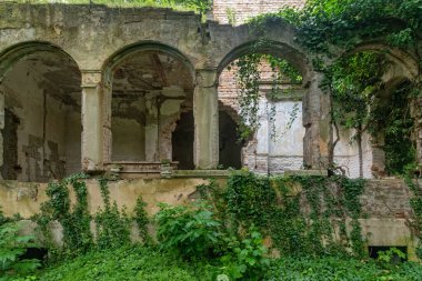 Aleksa Santiç, Sırbistan - Haziran 06, 2021: Baba Pusta olarak da bilinen terk edilmiş Fernbach Şatosu, 1906 yılında Karol Fernbach tarafından kendi ihtiyaçları için inşa edildi..