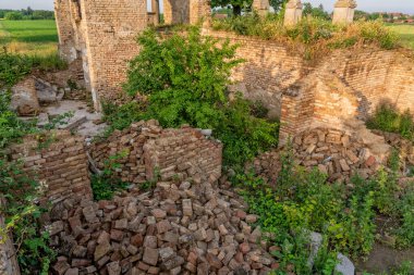 Mali Idjos, Sırbistan - Haziran 06, 2021: Mali Idjos 'taki terk edilmiş yazlık ev 1923 yılında Pece Petar ve kardeşi Ernest tarafından inşa edildi..