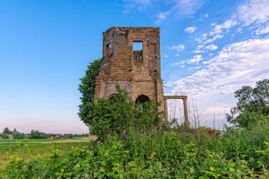 Mali Idjos, Sırbistan - Haziran 06, 2021: Mali Idjos 'taki terk edilmiş yazlık ev 1923 yılında Pece Petar ve kardeşi Ernest tarafından inşa edildi..