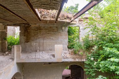 Harap olmuş terk edilmiş bir bina. Terk edilmiş evler