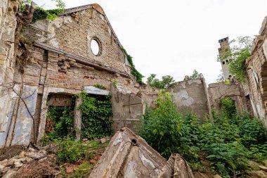 Aleksa Santiç, Sırbistan - Haziran 06, 2021: Baba Pusta olarak da bilinen terk edilmiş Fernbach Şatosu, 1906 yılında Karol Fernbach tarafından kendi ihtiyaçları için inşa edildi..