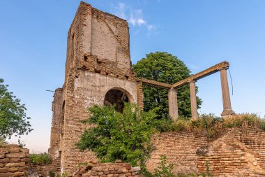 Mali Idjos, Sırbistan - Haziran 06, 2021: Mali Idjos 'taki terk edilmiş yazlık ev 1923 yılında Pece Petar ve kardeşi Ernest tarafından inşa edildi..